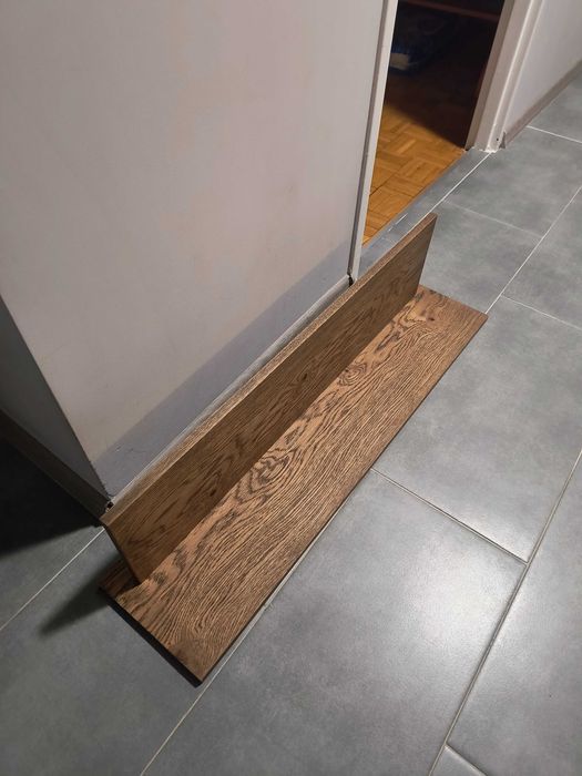 nowa półka ścienna z nawierceniami pod zawieszenie piękny kolor