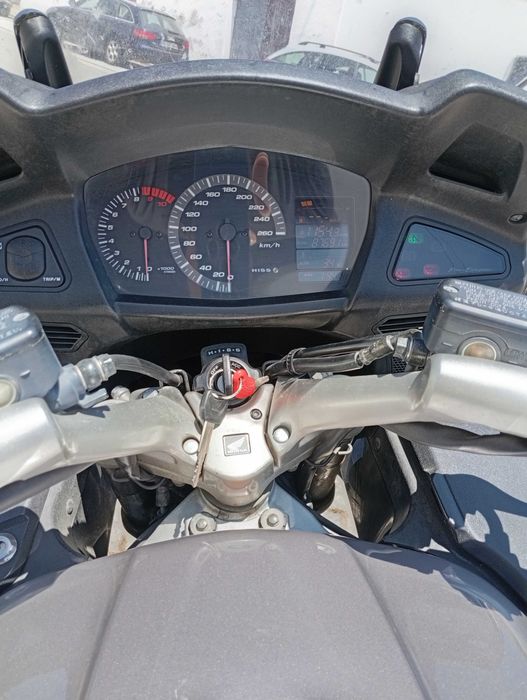 Moto estradista em bom estado