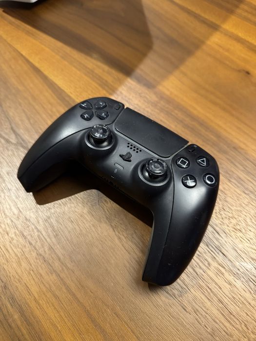Consola Playstation 5 com leitor de discos + dois controles.