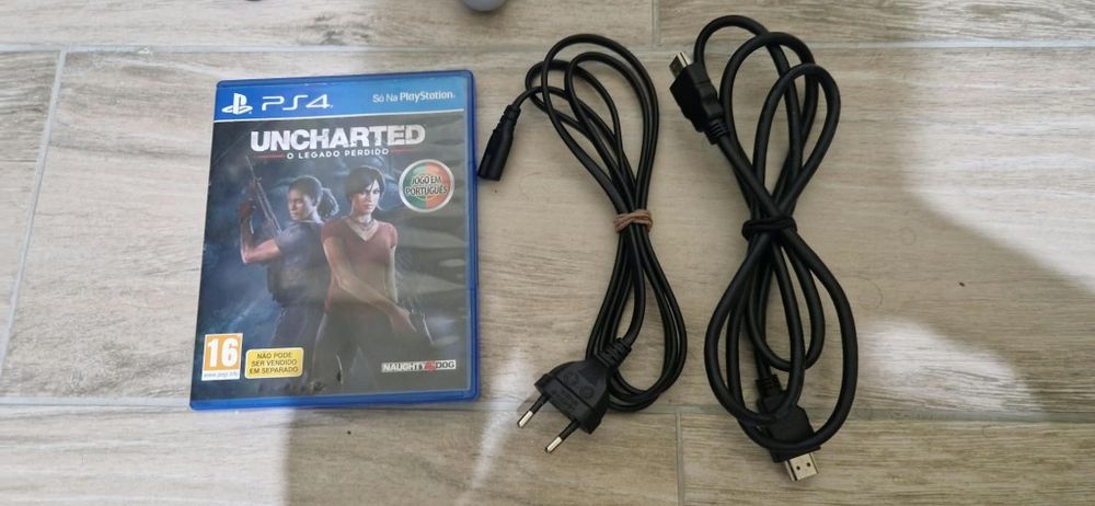 PS4 usada de 1TB (preço negociável)