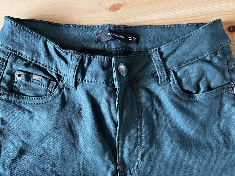 Spodnie Reserved woskowane, wyglądają na skórzane