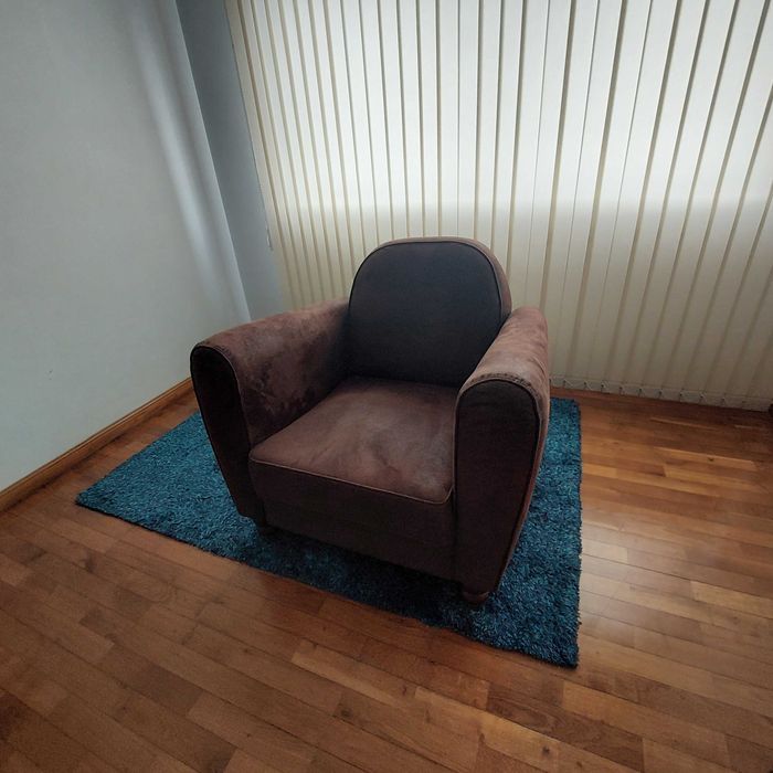 Conjunto de sofás, um de 2 lugares e outro de 1, imitação pele