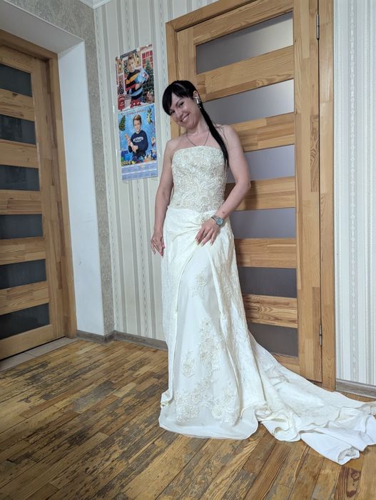 Продам весільну сукню випускний