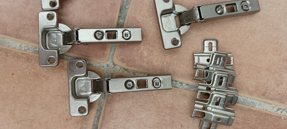 Dobradiças para portas de armários de cozinha. Puxadores