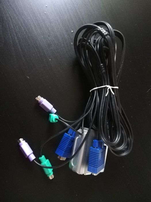 Przełącznik KVM z kablami