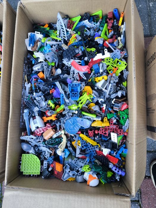 38 kg klocków LEGO plus 10 kg instrukcji