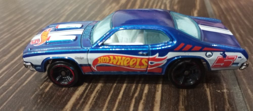 Hotwheels дві машинки 2020 - 2019