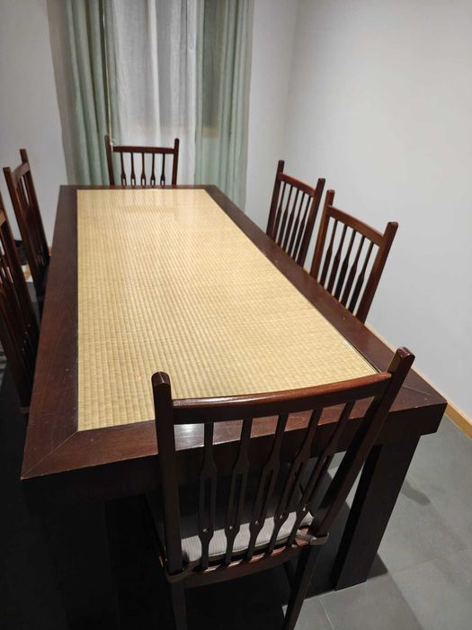 Mesa de madeira com cadeiras
