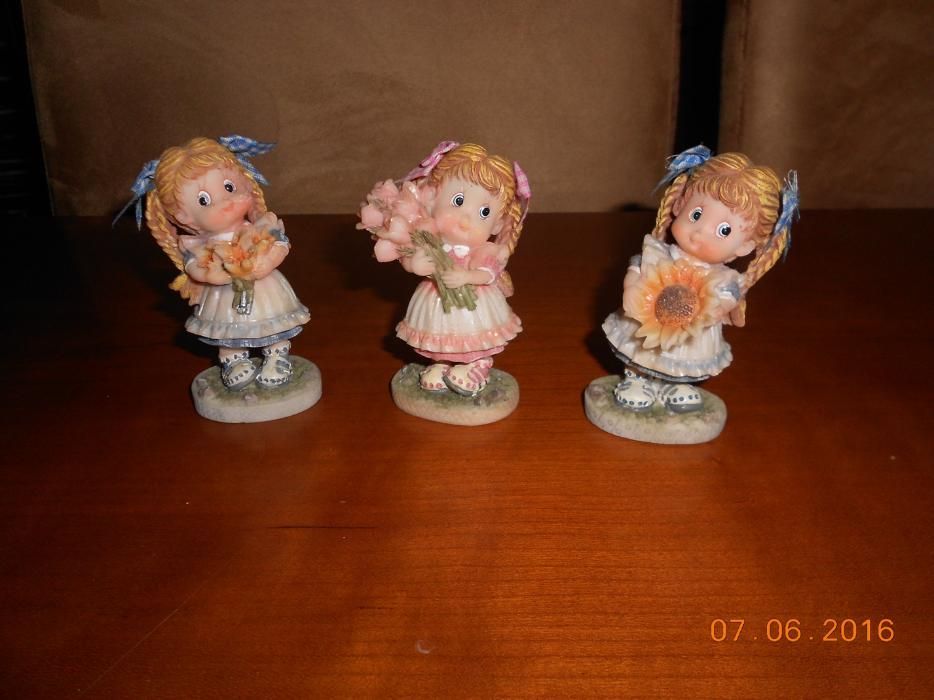 Bonecos em porcelana e madeira