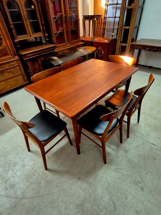 Duński stół tekowy z krzesłami.