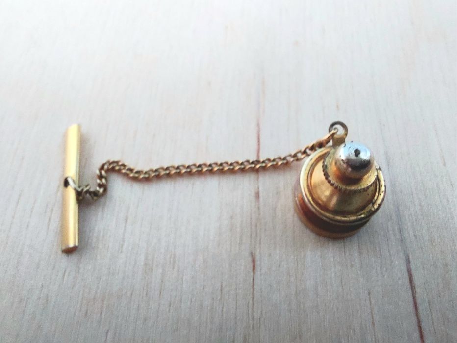 Elegancka pozłacana retro spinka do krawata