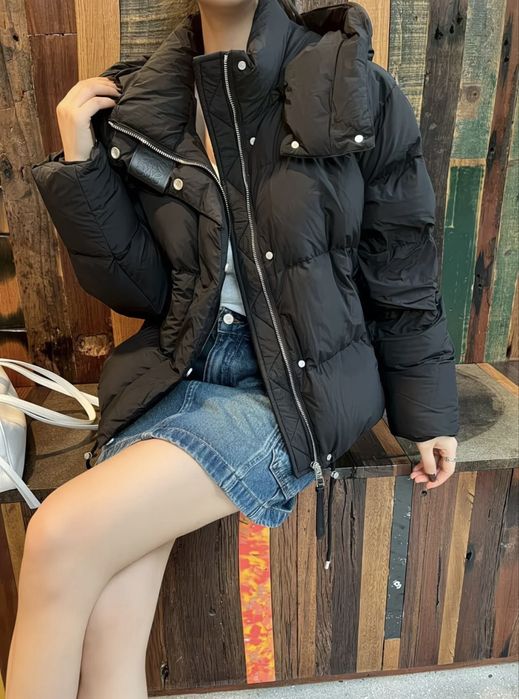 В продажі Жіночий пуховик від бренду Loewe