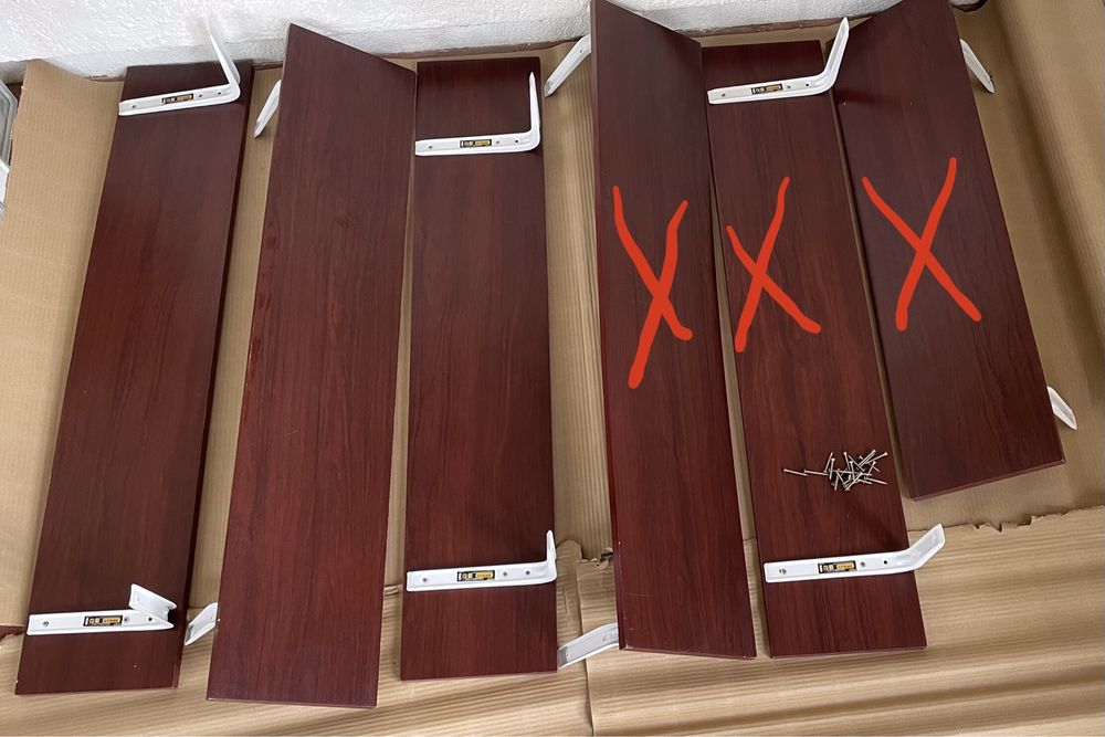 Conjunto de prateleiras de madeira castanha avermelhada