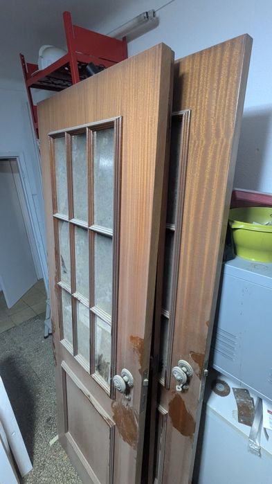 Aros em madeira maciça com portas e ferragens