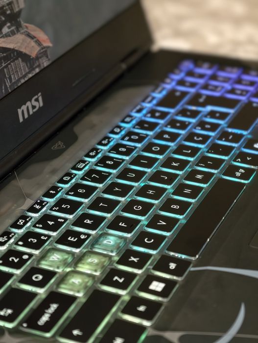 MSI CYBORG 15 troco em torre