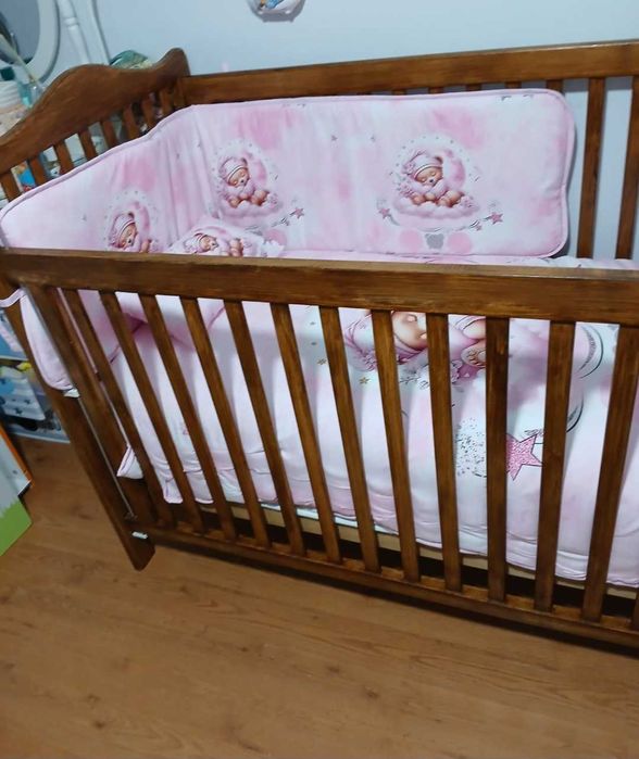Berço de bebé com colchão com grade elevatória + Muda fraldas ikea com colchão impermeável e resguardo cor de rosa.