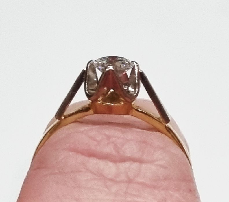 Золота каблучка з діамантом. ct ~0,45