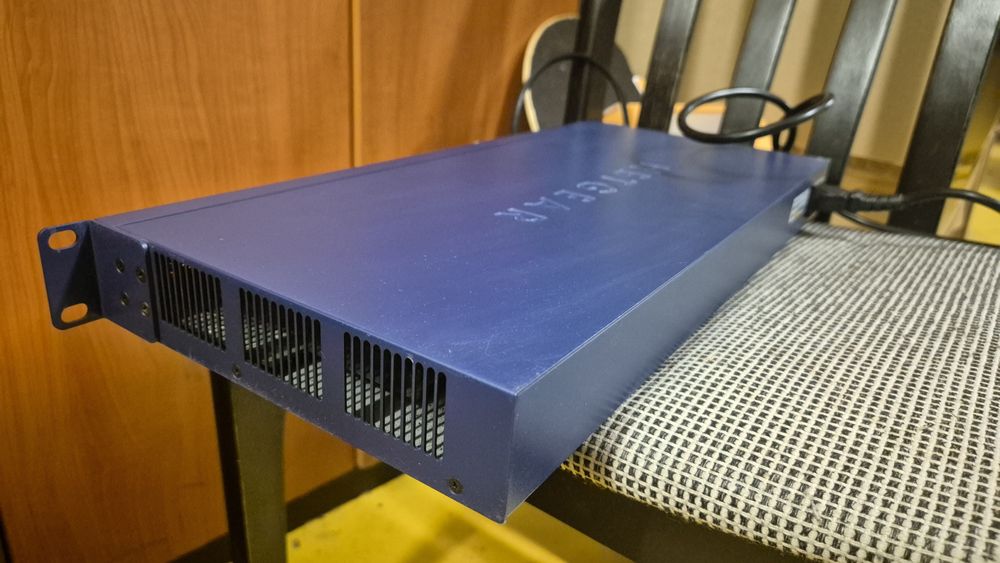 Netgear ProSafe 24 Port 10/100 Smart Switch, 2 Gigabit ports FS726TP