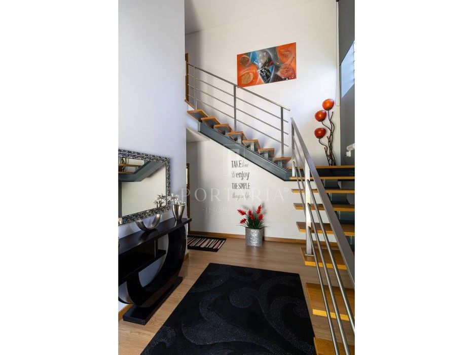Fantástica moradia V4 isolada com piscina