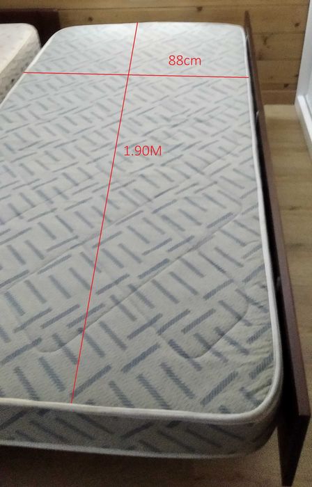 Estrado com colchão solteiro