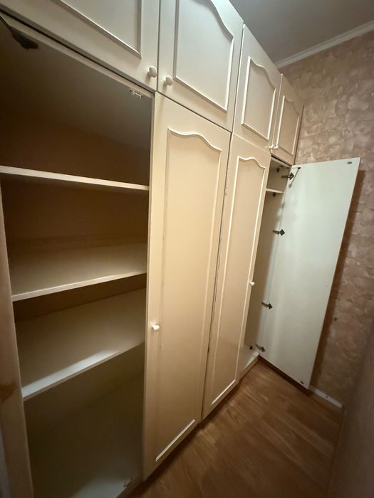 Шафа в вітальню чи спальну кімнату