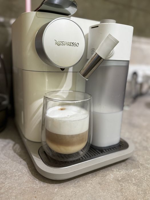 Капсульна nespresso кавоварка delonghi lattissima супер з молочником