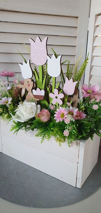 Wiosenna dekoracja, skrzynka, zajączek