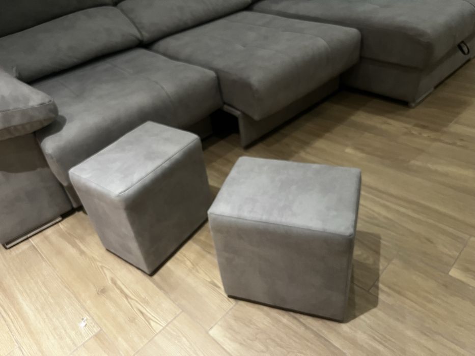Sofá sala de estar cinza com pufs