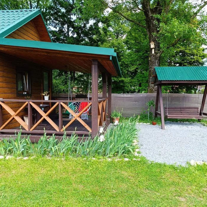 Шале з каміном біля річки