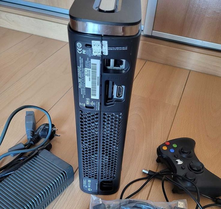 Xbox 360 com 120 GB e ABadAvatar