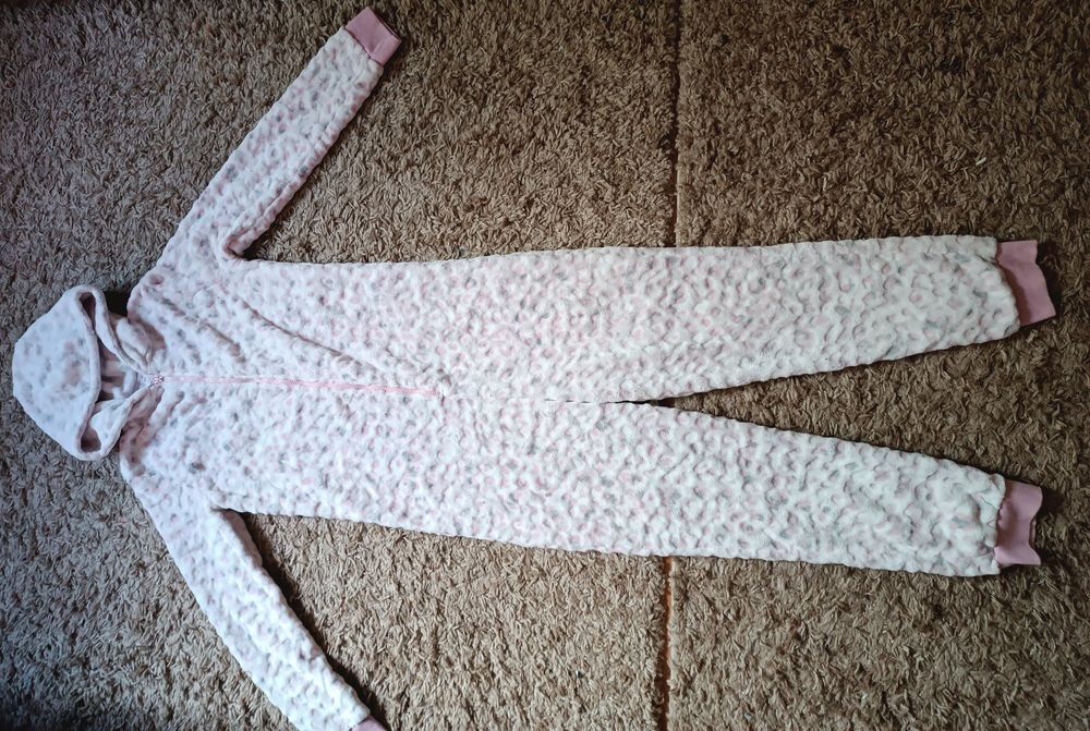 Kombinezon pajac piżama w ciapki na około 164 cm XS