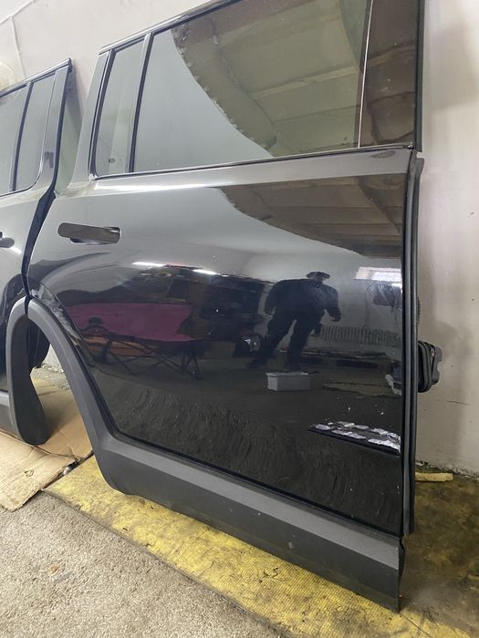 Двері , дверка Rivian