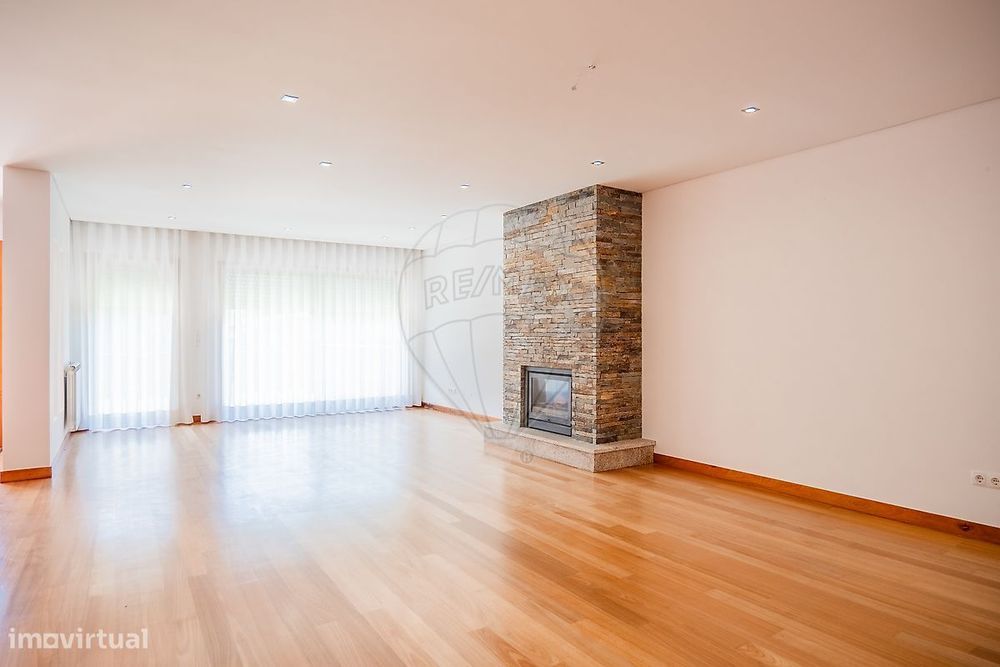 T5 Detached House for Sale