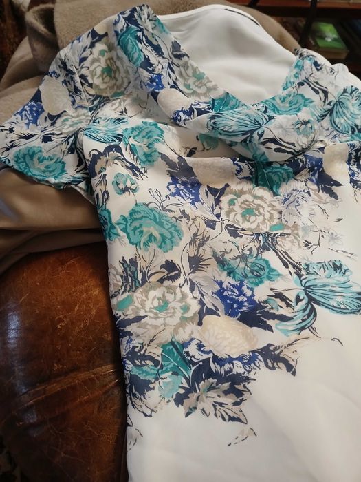 Blusa em seda Branca e azul com flores.