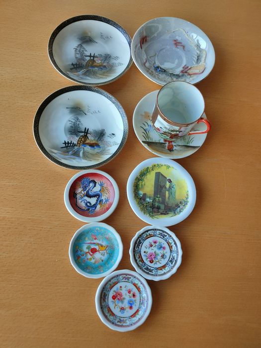 Conjunto de pequenos pratos em porcelana japonesa.