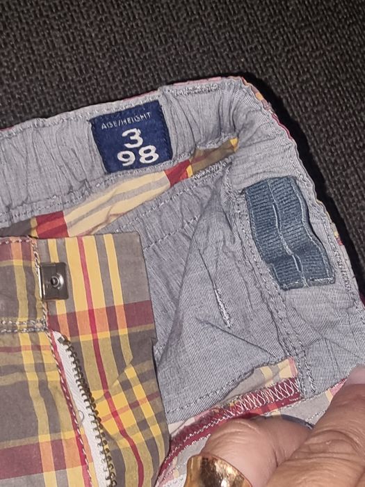 Calções Timberland. Menino. 3 anos. Veste grande