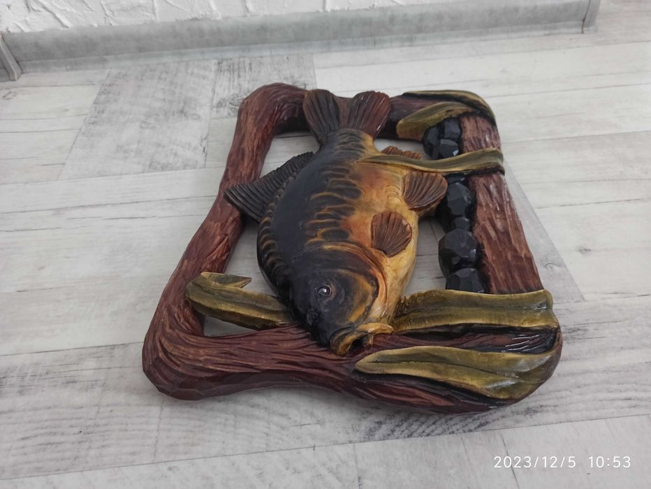 Ryba karp rzeźbiony z drewna