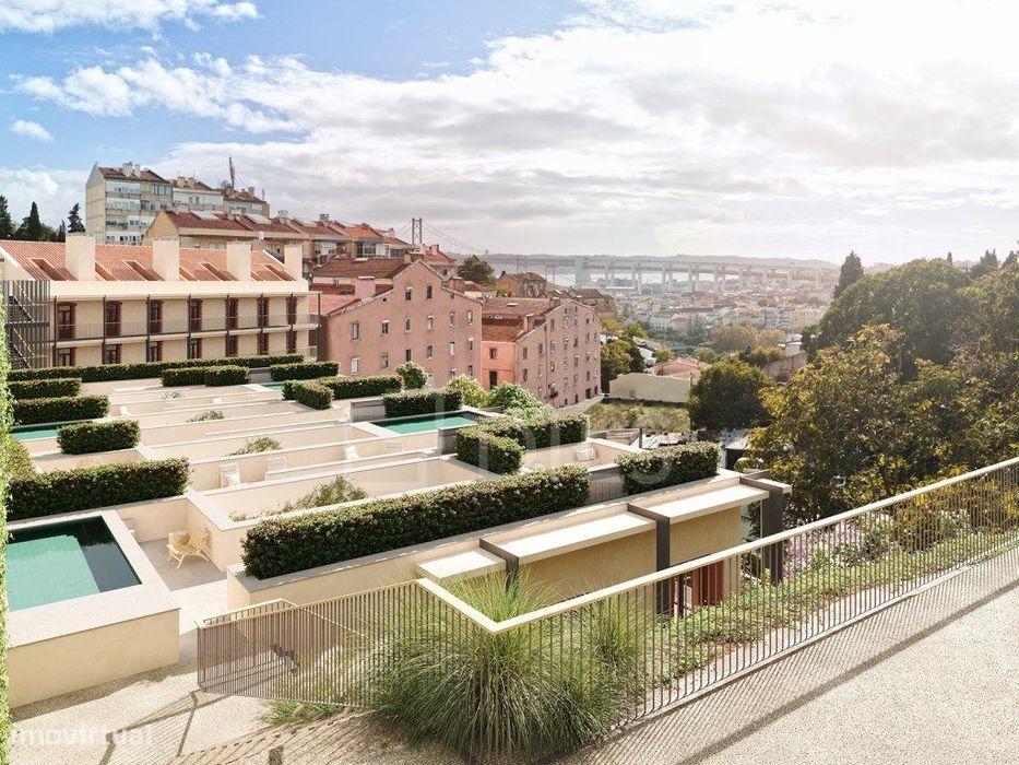 Apartamento T1 com estacionamento em condomínio com piscina e jardim