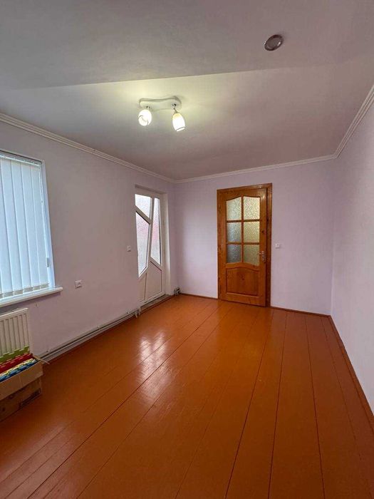 Домоволодіння з магазином у с. Брусниця