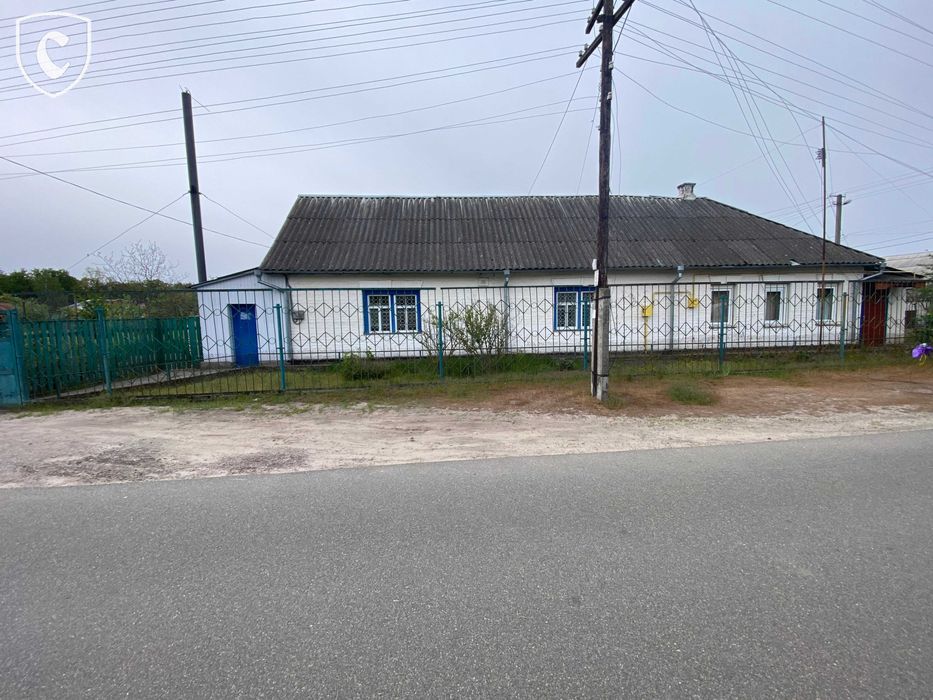 Продається комерційне приміщення з ділянкою.