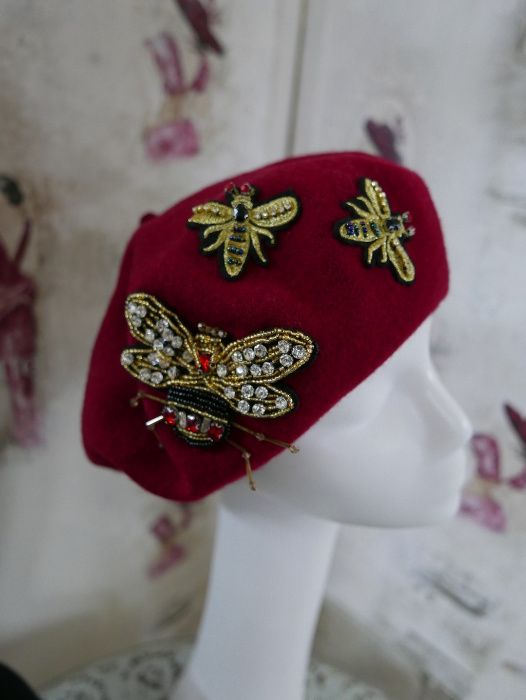 Piękne berety z insektami woalkami