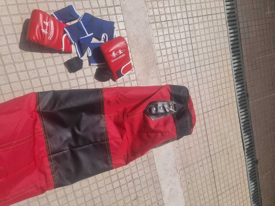 saco de boxe com luvas e acessorios