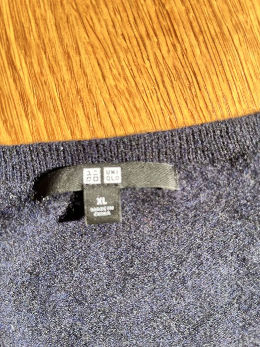 Kaszmirowy sweter marki Uniqlo