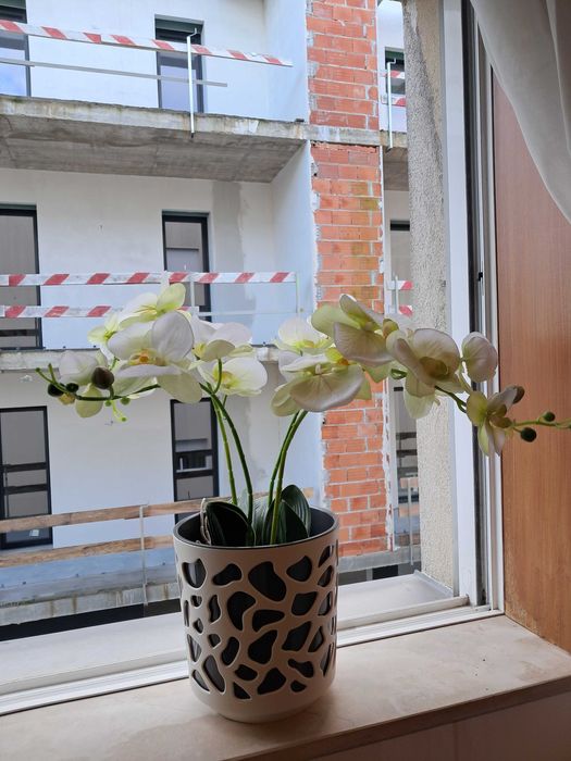 Orquídea artificial com vaso