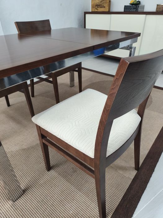 Mesa de jantar, cadeiras, aparador e espelho