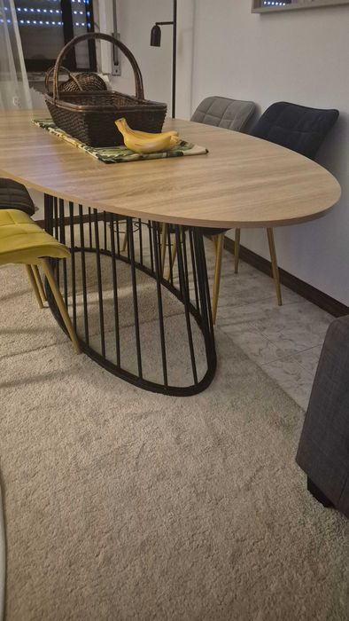 Mesa com 4 cadeiras praticamente novos