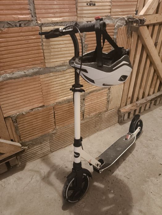 Hulajnoga i kask ochronny