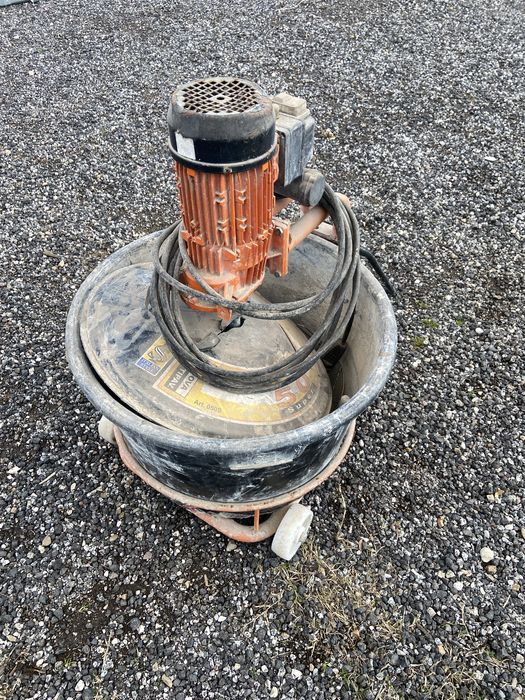 Betoneira pequena com balde