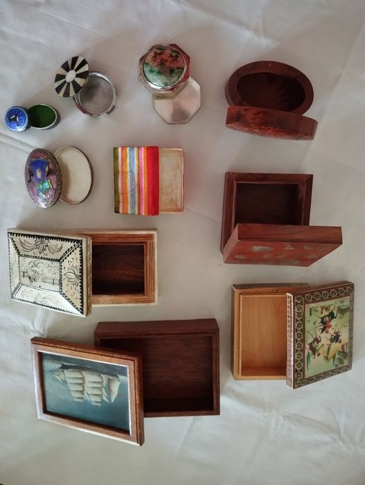 Chávenas e caixas antigas