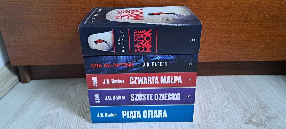 J. D.Barker Czwarta małpa Piąta ofiara Szóste dziecko W jej sercu Gra